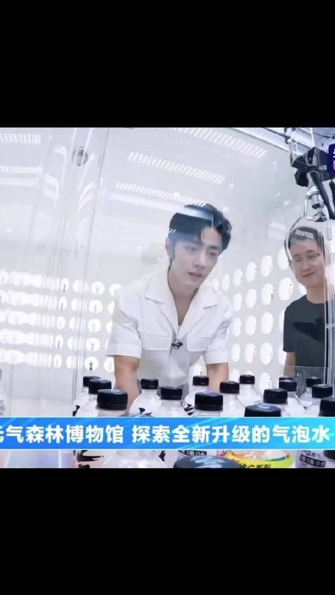 这个娃娃机肯定是放水了,抓一次就中,大帅哥嘛就不一样