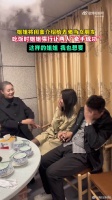 姐姐将闺蜜介绍给表弟做女朋友，吃饭时姐姐强行让两人牵手成功