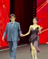 牵手走红毯的两人完全赏心悦目啊啊啊啊 鹿鹿今天的紫色真的完全是妈妈级别啊