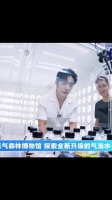 这个娃娃机肯定是放水了，抓一次就中，大帅哥嘛就不一样