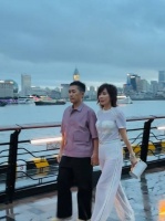 梁朝伟现身爱马仕秀场引围观，与刘嘉玲同框