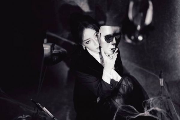 迪丽热巴妆容精致。