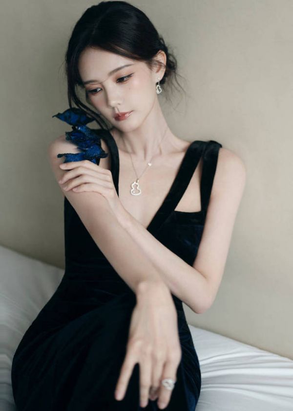搜狐娱乐讯 6月23日，李一桐现身上海影视剧活动。
