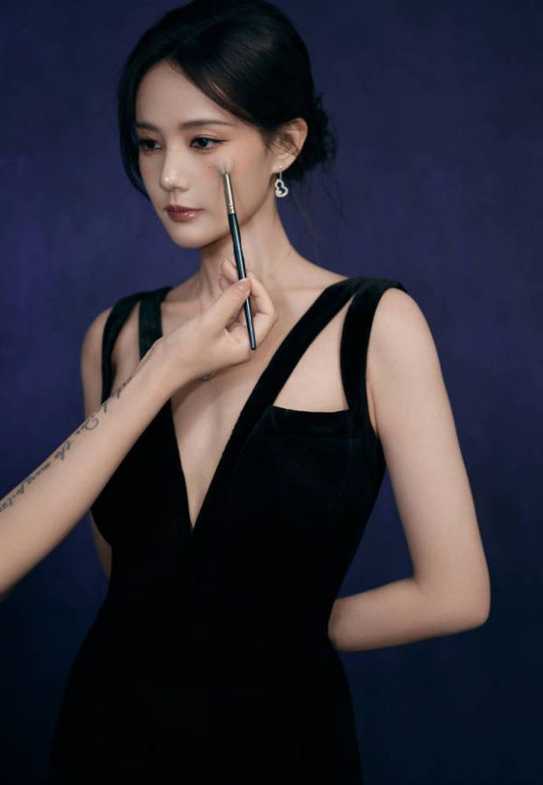 化妆刷轻轻扫在李一桐的脸上。