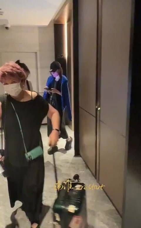 wuli祖儿看到地上有垃圾,立刻弯腰捡起来 ,真的是很好很好的人