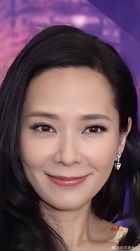 她是继李嘉欣之后最美港姐,她的美可以说360度没有死角