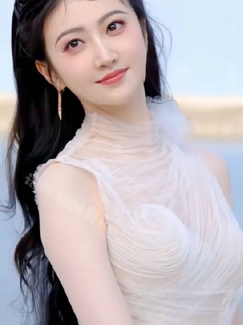 肤如凝脂,螓首蛾眉的景甜,五官精致,身材妖娆,让人赏心悦目