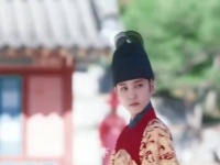 星光电影《帅气世子与恋爱脑世子妃》发布鲜花主题海报
