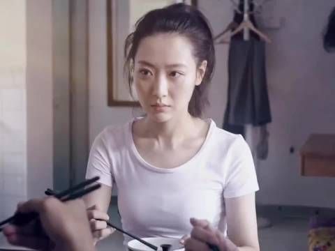 女孩被养父欺负多年,最后忍无可忍霸气反击
