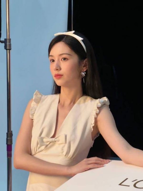 搜狐娱乐讯 6月24日，周也分享了自己的拍摄时的花絮照。