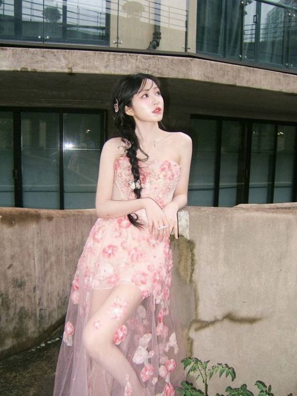 杨肸子展现美腿。