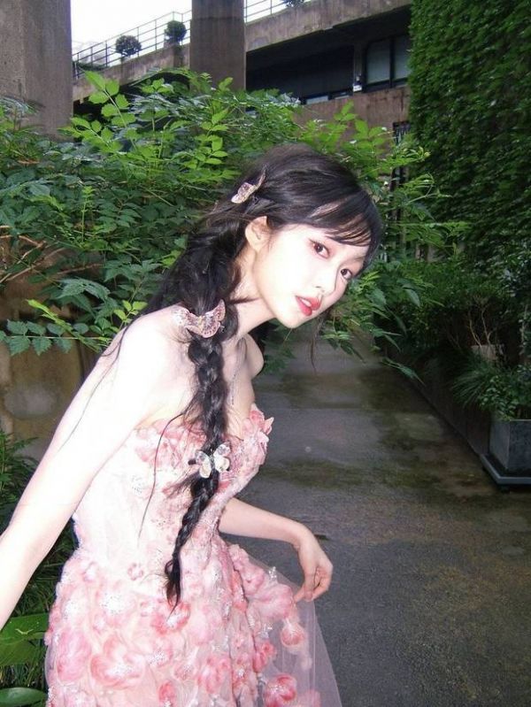 杨肸子明媚多姿。