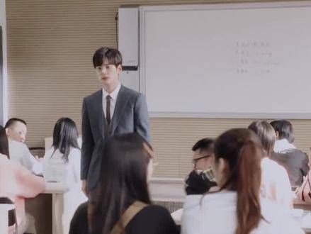 魏哲鸣新中式造型出圈,以爱为营热度攀升