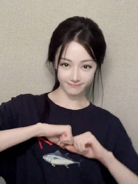 嗯?变装那一秒看了三遍,好丝滑的萌妹变女王!