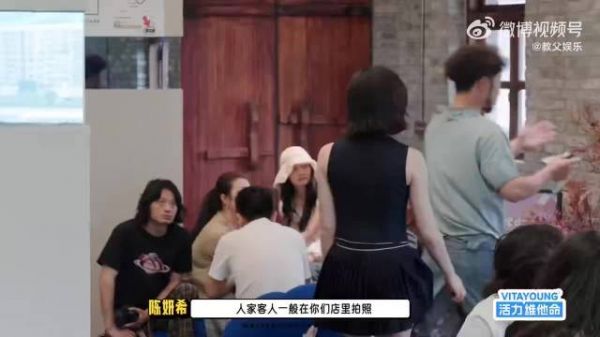 陈妍希遭疯狂合影,保镖朴鲨护驾显憨态