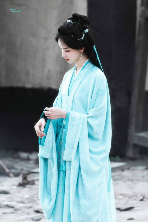陈都灵婀娜多姿。