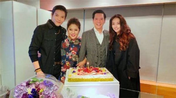 向佐一家三口与好友聚会,向芷受宠郭碧婷怀抱萌翻全场