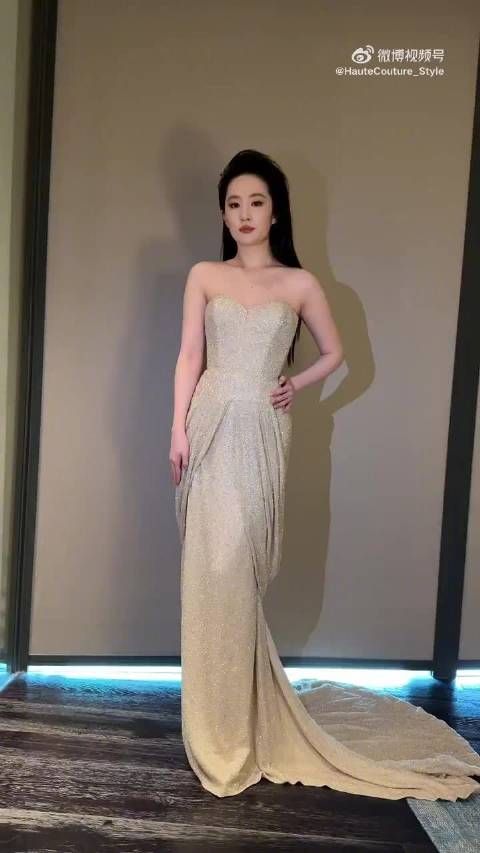 刘亦菲抹胸闪钻裙亮相白玉兰奖,凭《玫瑰的故事》提名最佳女主角