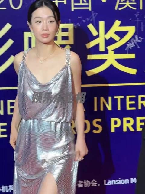 李梦 银色吊带高开叉长裙造型这状态如何