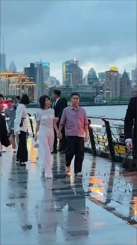 携手现身外滩,令人羡慕的一对娱乐圈夫妇,恩爱几十年