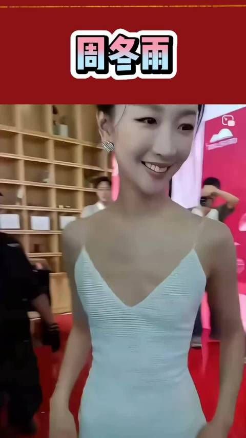 周冬雨路人镜头状态佳,笑容灵动衣品赞