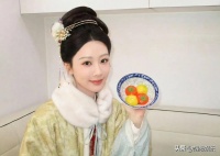 杨紫：欲穿遍各朝代衣扬文化自信