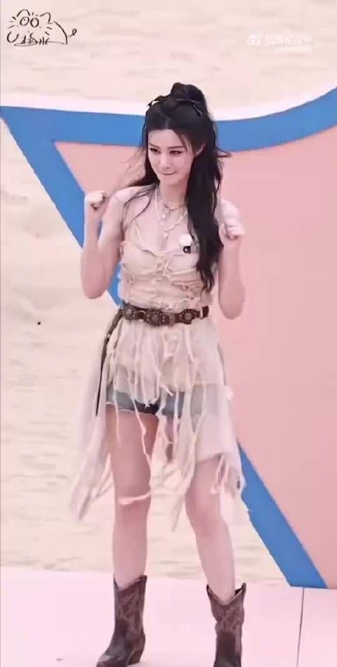 一身美拉德风造型登场,一顿热舞太美了,眼睛都挪不来啦!