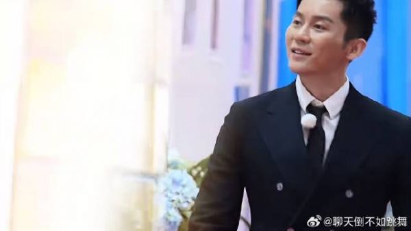 李晨不愧是大黑牛! 肩膀肌肉穿着西服都能看到,完美型男