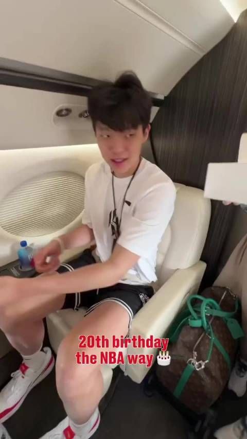 杨瀚森私人专机庆生,高空享甜甜圈冰淇淋