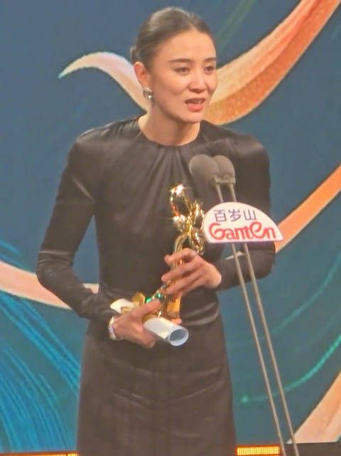 宋佳获白玉兰视后致敬张桂梅,感言女性创作力量