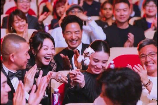 宋佳获白玉兰最佳女主角,钟楚曦台下感动落泪
