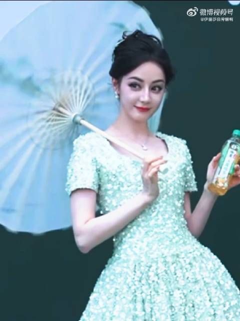 热巴挑眉这一下,真风情万种