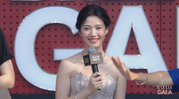 卢昱晓持纸飞机走红毯,恰逢真机飞过