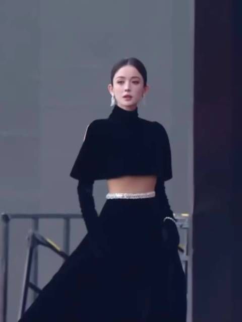 娜扎这个大露背 今天也是火力全开了,女王美而自知