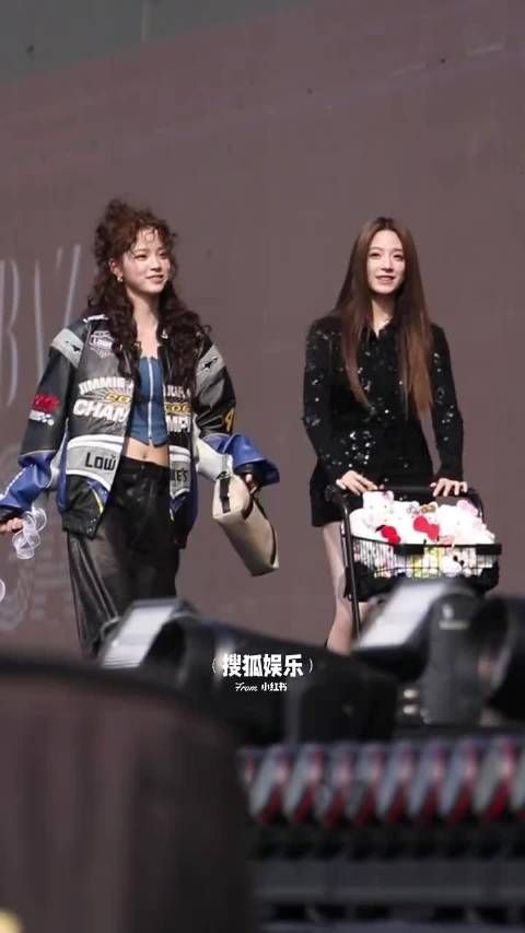 欧阳娜娜和妹妹欧阳娣娣一起走红毯了诶,姐妹俩一个可爱一个酷