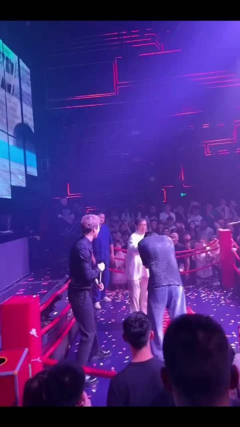 马保国马老师去酒吧商演时与他人对决,结果又被人三下两下放倒了