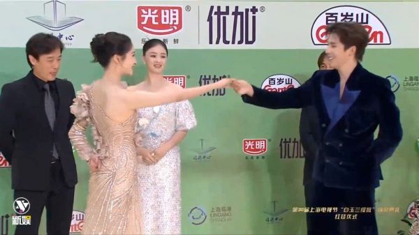 关晓彤王安宇白玉兰红毯复刻《小巷人家》跳舞名场面