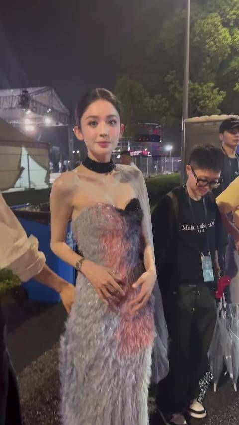 娜扎•下班路透脱下高跟鞋