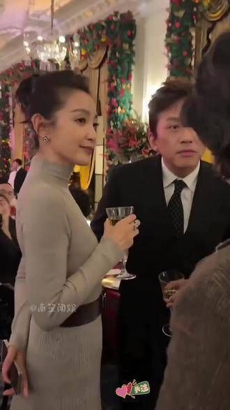 邓超私下有多注重绅士风度?不敢直视钟楚曦,坚决避嫌娜扎,现场亲密搂腰孙俪