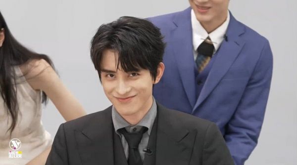 敖瑞鹏直播演绎晋江式邪魅一笑,李兰迪直呼有被邪到