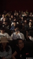 王俊凯很有礼貌，但是站起来打招呼不摘口罩是咋想的