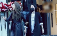 小S疗伤4个月现身女儿画展，脸色红润变胖了，老公许雅钧贴心陪同