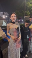 娜扎•下班路透脱下高跟鞋