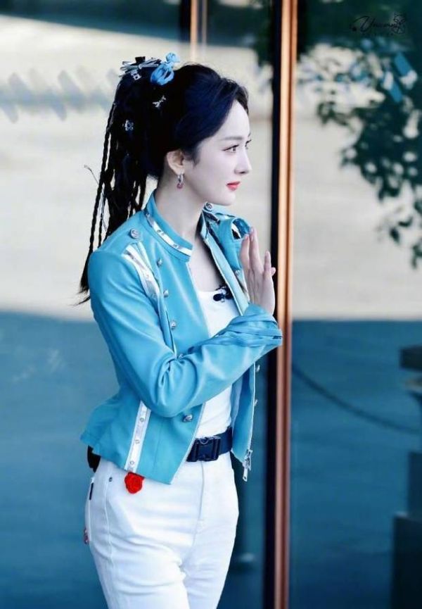 杨幂超绝侧颜。