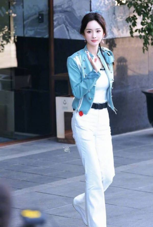 杨幂蓝色夹克搭配白色长裤清新俏丽。