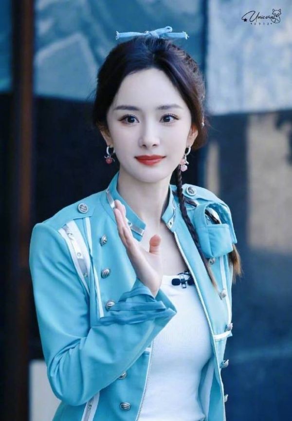 杨幂氧气系造型清新一夏。