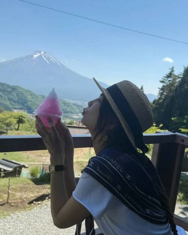 ella手捧绵绵冰。