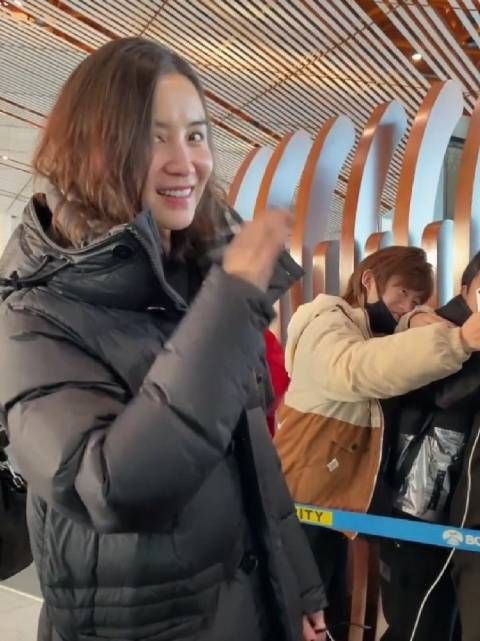 之前机场偶遇宋佳,有老公来接还是素颜现身,姐姐颜值杠杠滴,宋佳面相变化