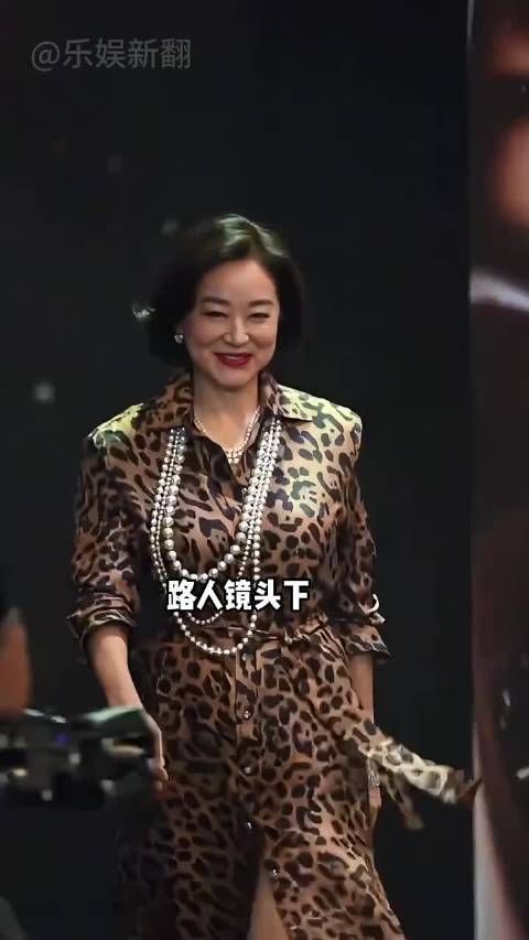 路人镜头下老年女星走姿差距，刘晓庆风风火火，林青霞霸气侧漏