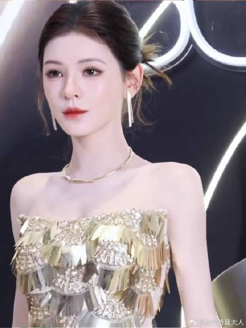 张予曦金色亮片裙大气美艳,太有气场了